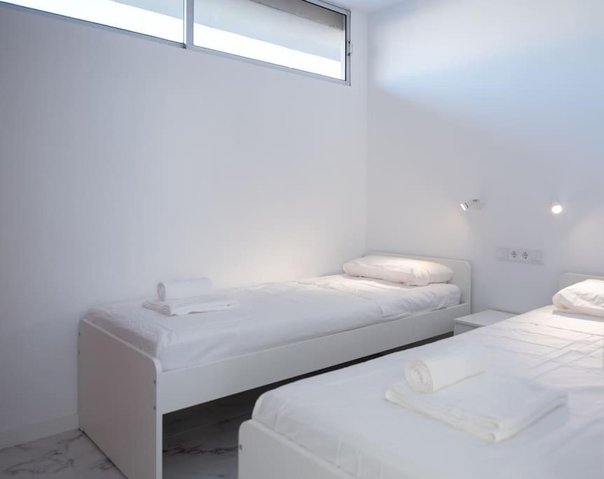 2 białe łóżka w pokoju z oknem w obiekcie Apartamento Jogi Playa del inglés w mieście San Bartolomé