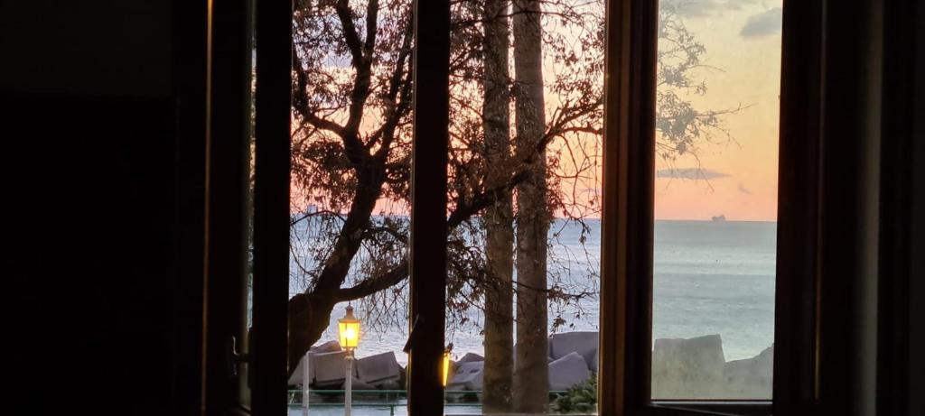 una ventana con vistas al océano y a la puesta de sol en Casa D'Amato Salerno, en Salerno