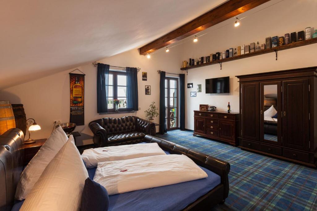 una sala de estar con un sofá y una mesa en Vitusfort, en Füssen