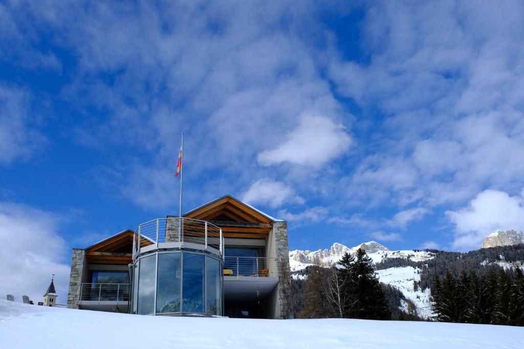 uma casa no topo de uma montanha coberta de neve em Fior Tamion em Vigo di Fassa
