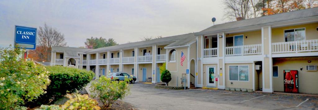 薩科的住宿－Classic Inn，前面有停车位的建筑