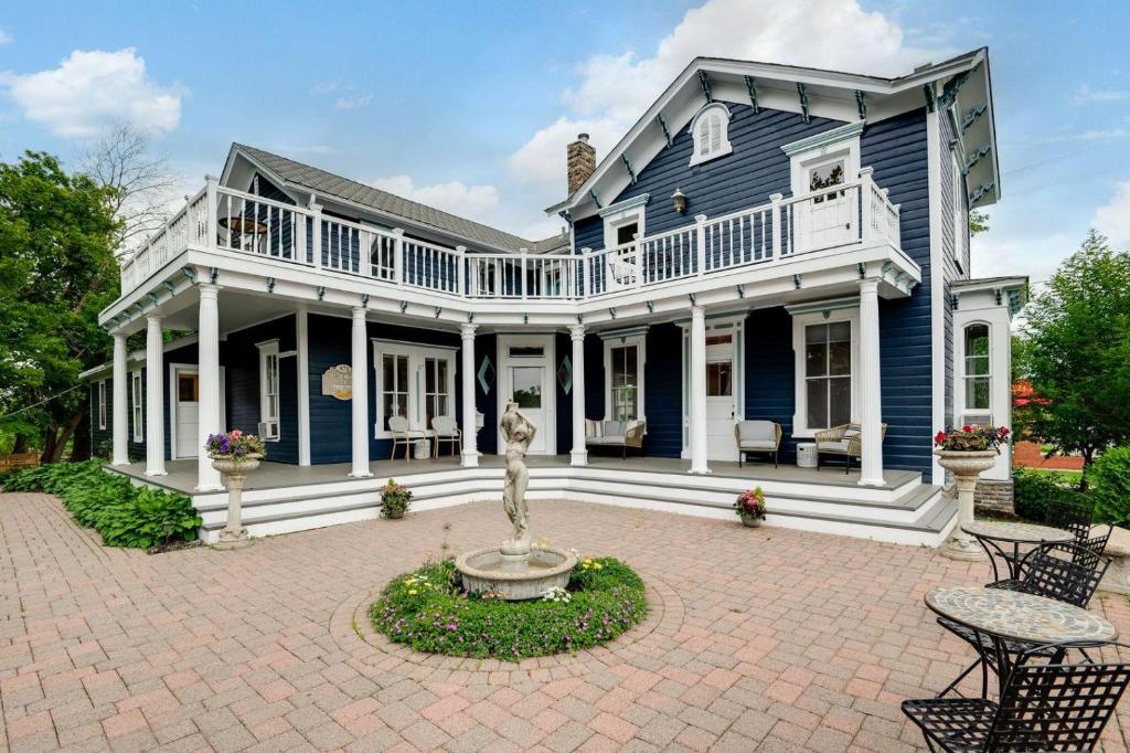 The Guest House Estate, Excelsior, USA