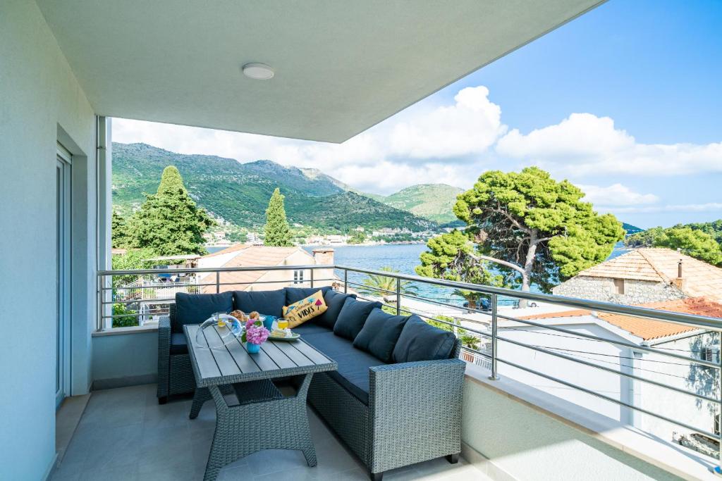 - un salon avec un canapé et une table sur un balcon dans l'établissement Blue Bay Apartment, à Dubrovnik