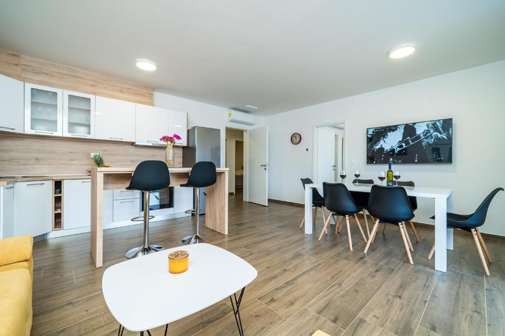Televízia a/alebo spoločenská miestnosť v ubytovaní Blue Bay Apartment