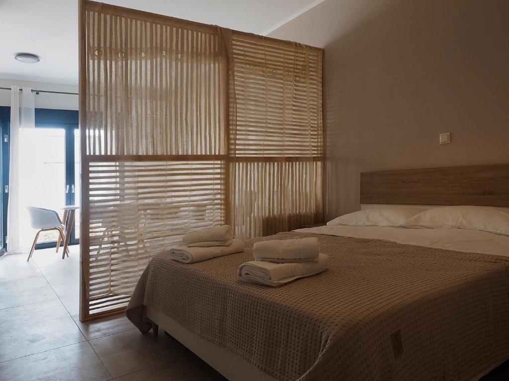 Кровать или кровати в номере Melissinos Beachfront Apartments