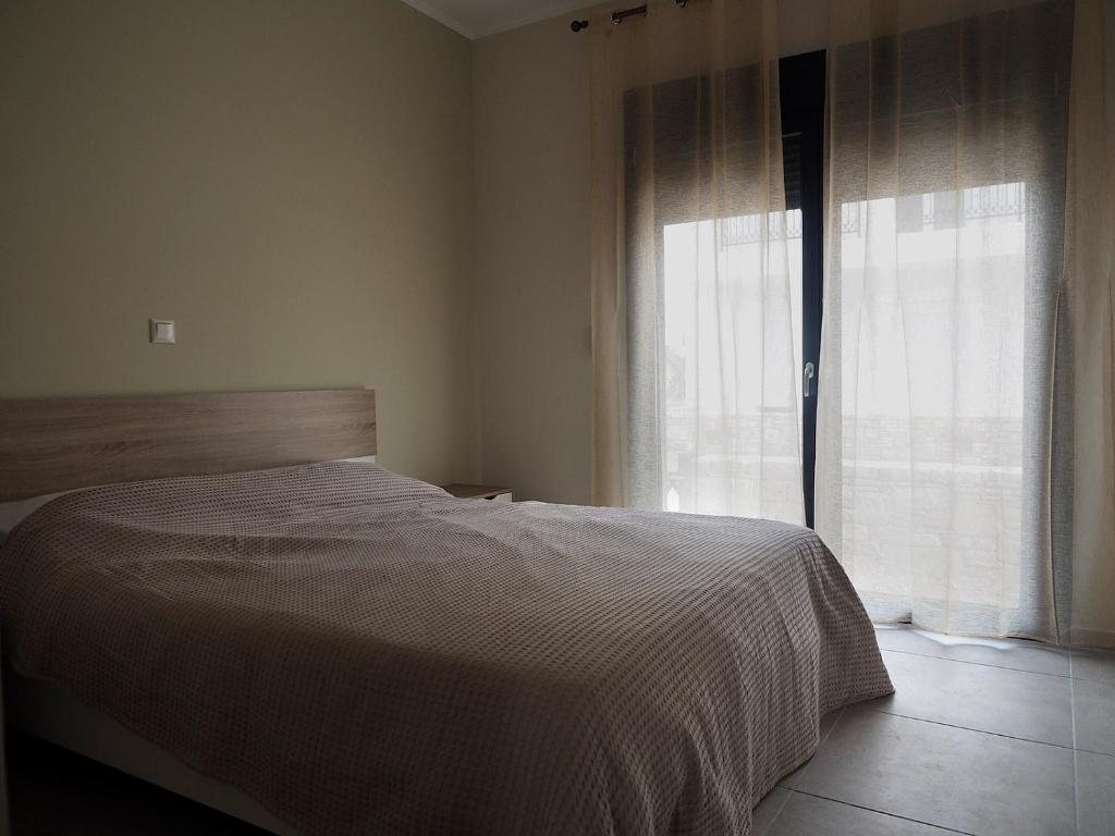 Кровать или кровати в номере Melissinos Beachfront Apartments