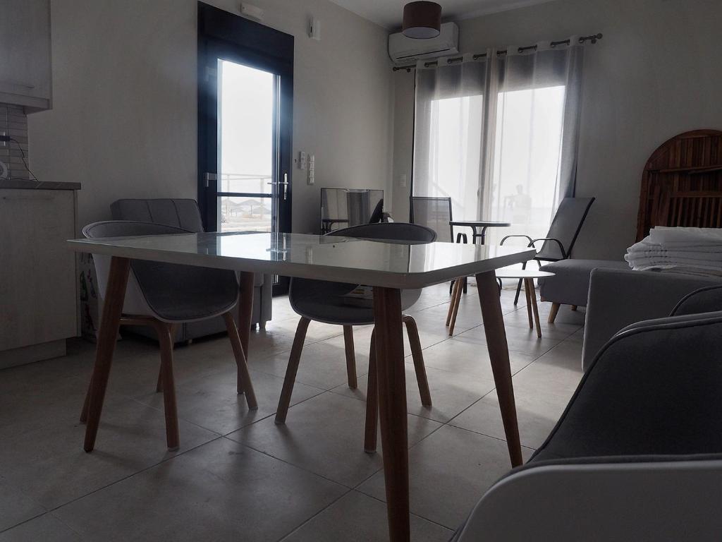 Гостиная зона в Melissinos Beachfront Apartments