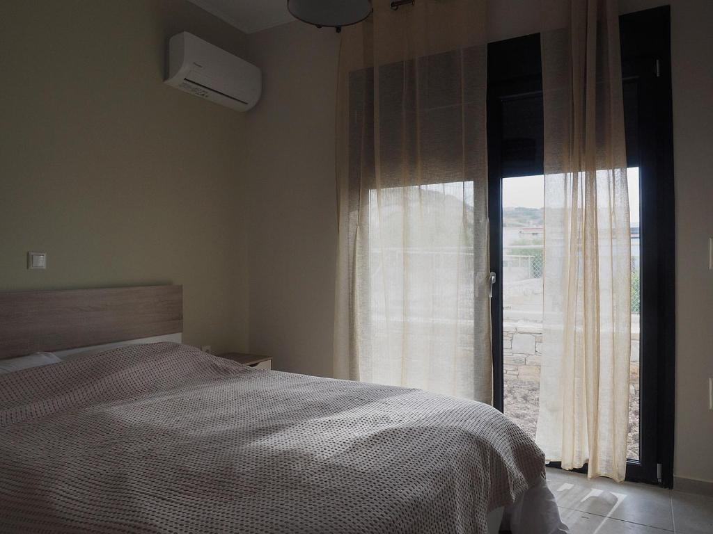 Кровать или кровати в номере Melissinos Beachfront Apartments