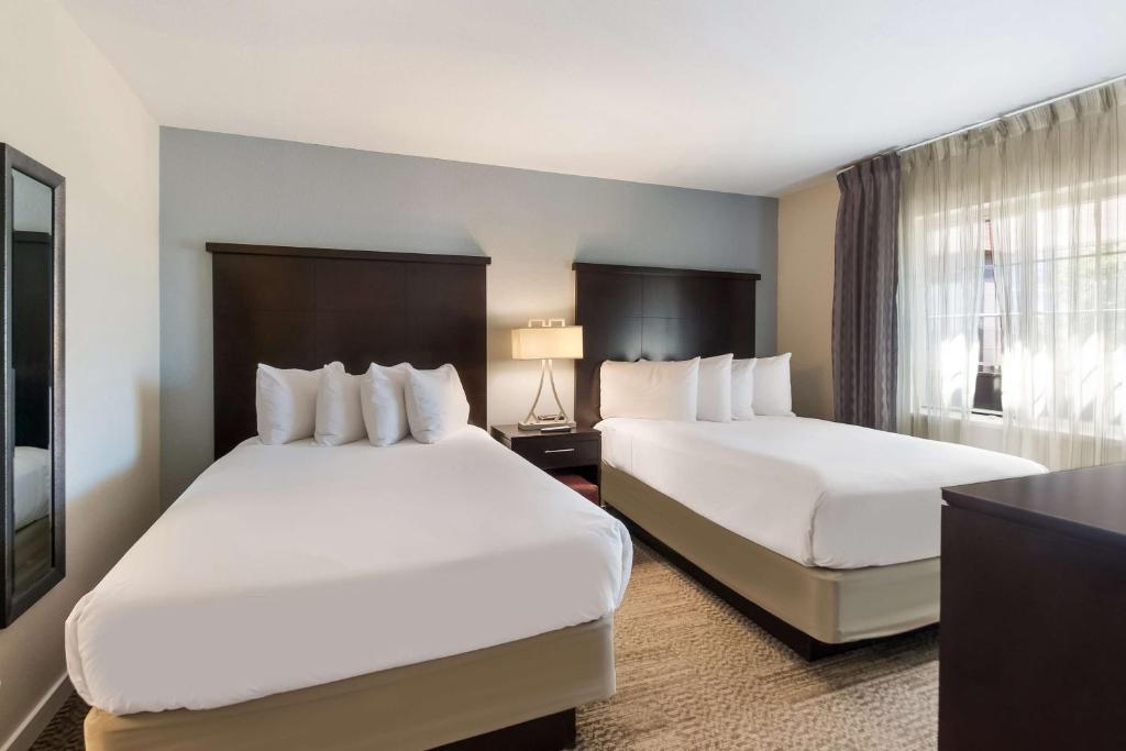 เตียงในห้องที่ Sonesta ES Suites Dulles Airport