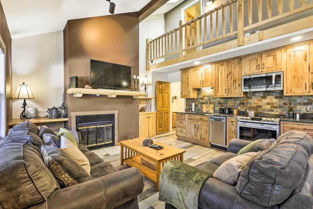 een grote woonkamer met banken en een keuken bij Walk to Grand Lake Riverfront Gem with Fireplace! in Grand Lake