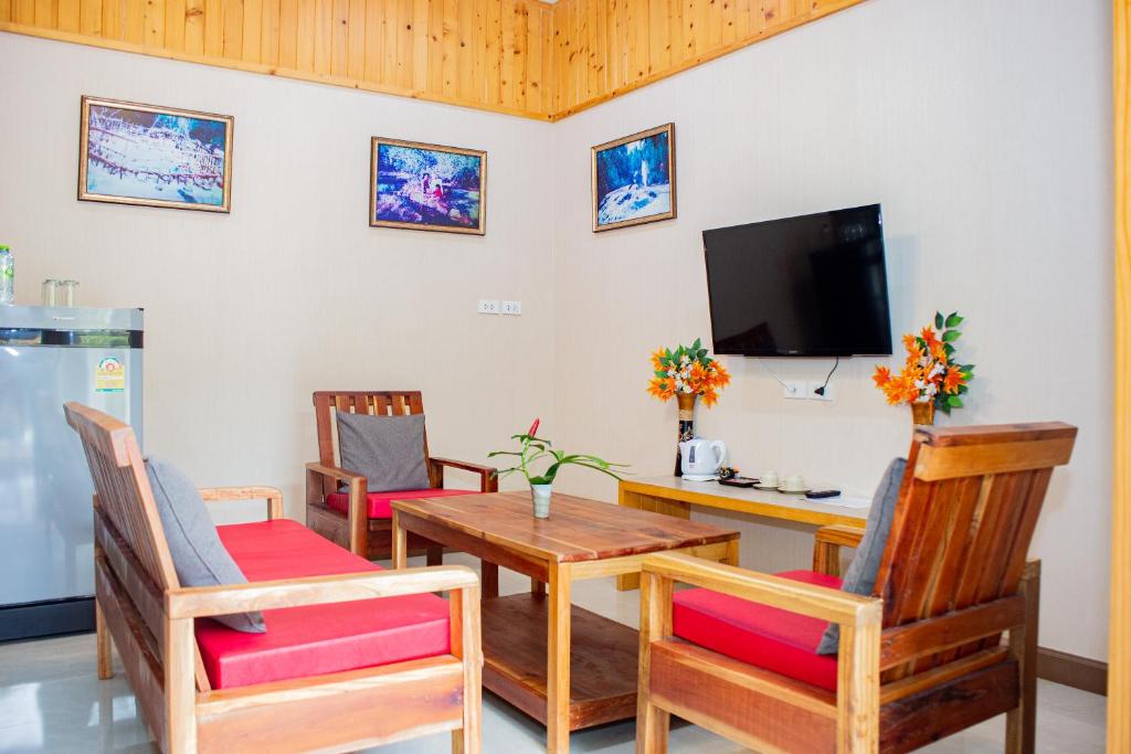 TV a/nebo společenská místnost v ubytování Saline Hot Spring Resort นำ้พุร้อนเค็ม รีสอร์ท