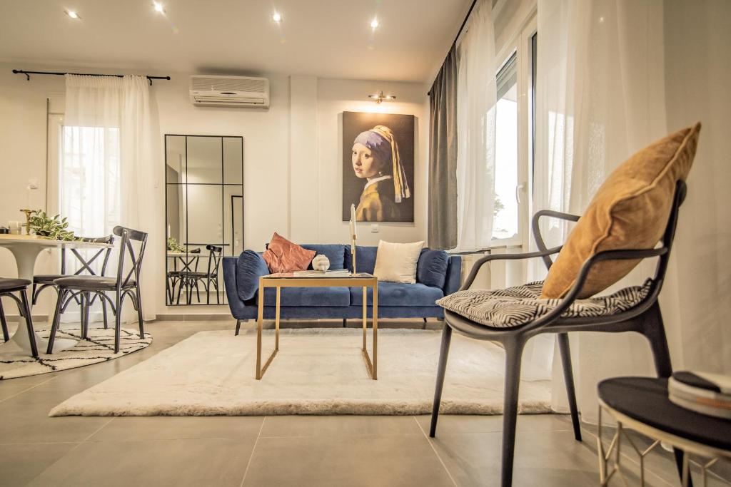 sala de estar con sofá azul y mesa en Apollo's Apartment on Radio City Midas Home, en Tesalónica