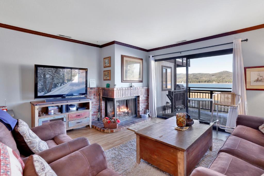 2174Forest Shores Lakefront Condo home, Big Bear Lake Updated 2024