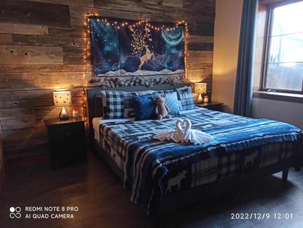- une chambre avec un lit avec un chien dans l'établissement luxurious Mont tremblant 2bd 2bth, à Mont-Tremblant