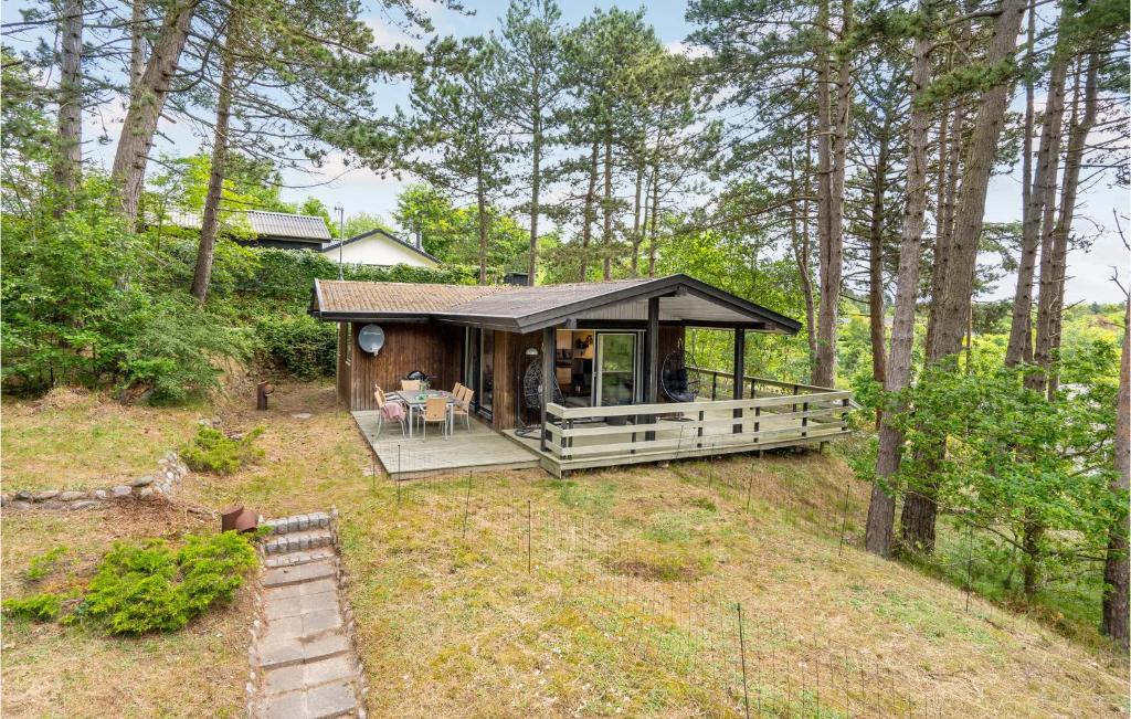 una pequeña casa en el bosque con terraza en Stunning Home In Ebeltoft With Wifi, en Ebeltoft
