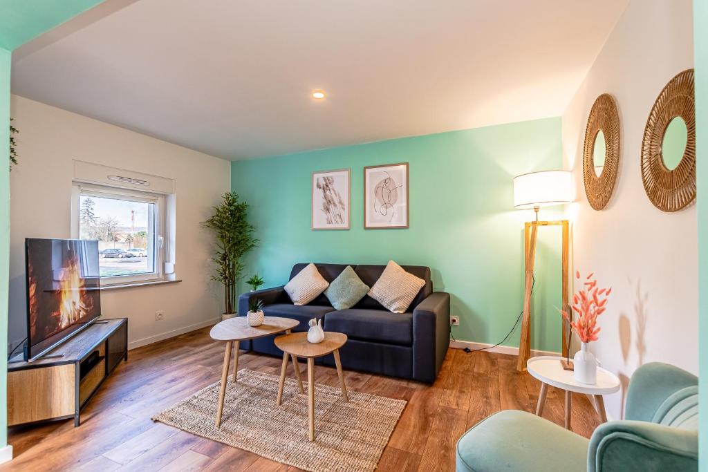 ein Wohnzimmer mit Sofa und Fernseher in der Unterkunft La Maison Bohème - Proche Thionville, Metz, Luxembourg in Serémange-Erzange