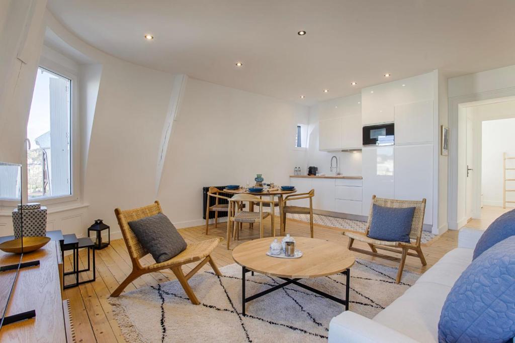 salon z kanapą i stołem w obiekcie La Villa Suzanne - Two Bedrooms - Deauville Beach w mieście Deauville