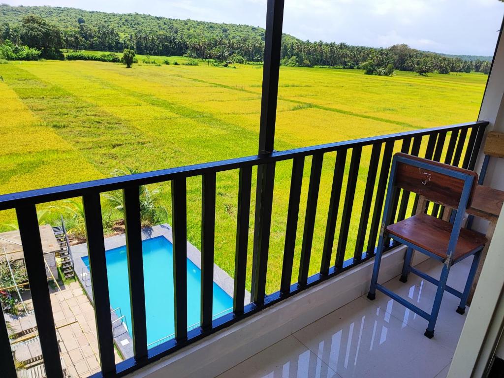Bazén v ubytování Shivam Bnb Mandrem Resort nebo v jeho okolí