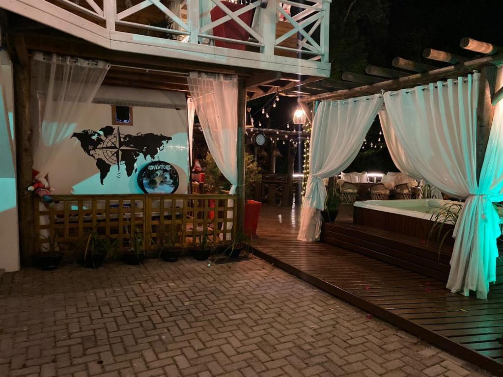 Fotografie z fotogalerie ubytování Chale Sobre Rodas e Spa Exclusive - Localizado Próximo do Centro v destinaci Canela