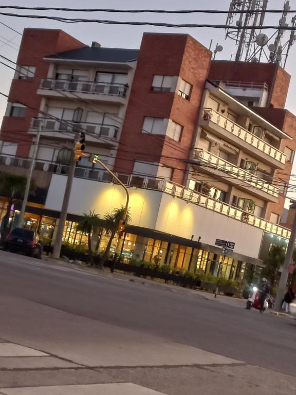 un edificio en una calle de la ciudad con un semáforo en Departamento para vacacionar en Mar del Plata