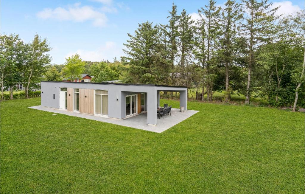 uma casa modular com um grande quintal com relva em Awesome Home In Nibe With Kitchen em Nibe