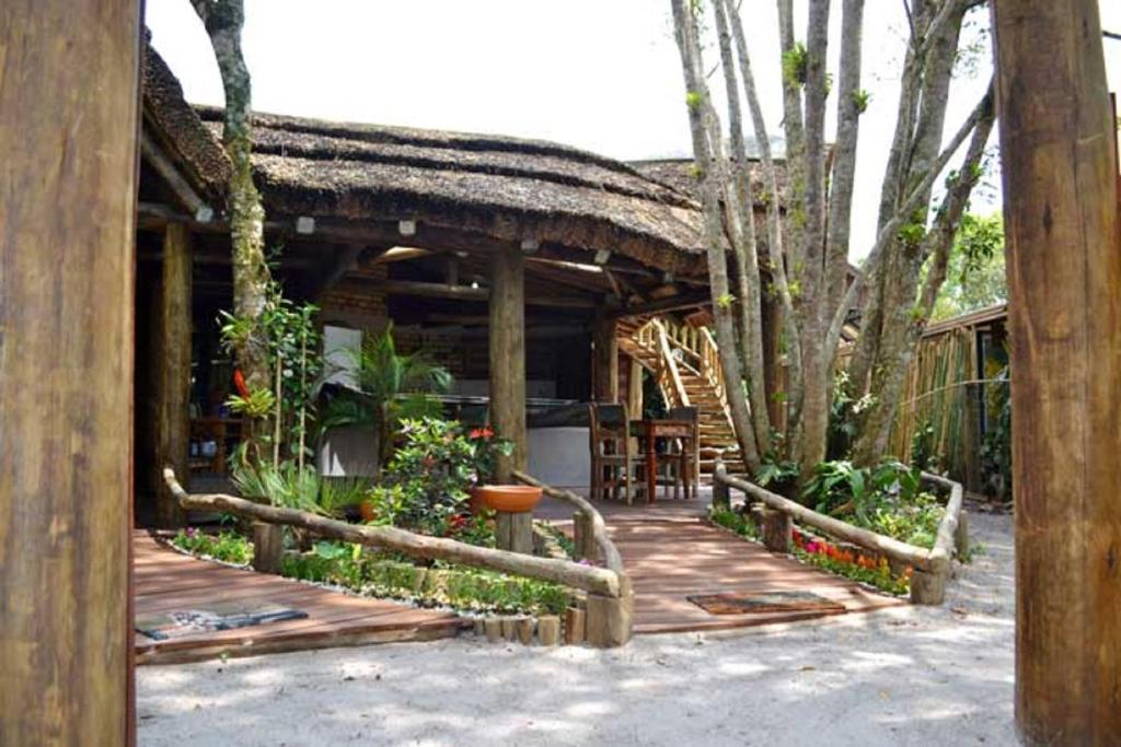 Um jardim em Pousada Favo De Mel