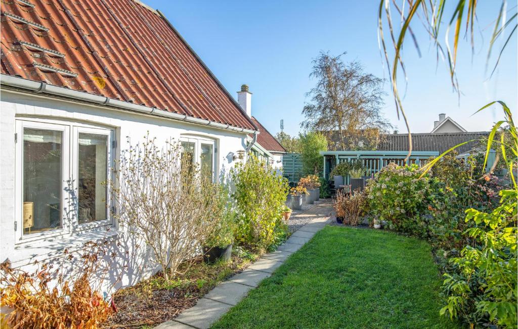 Zahrada ubytování 2 Bedroom Cozy Home In Rønne