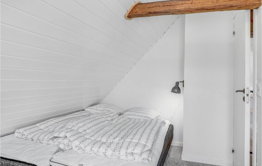 Postel nebo postele na pokoji v ubytování 2 Bedroom Cozy Home In Rønne