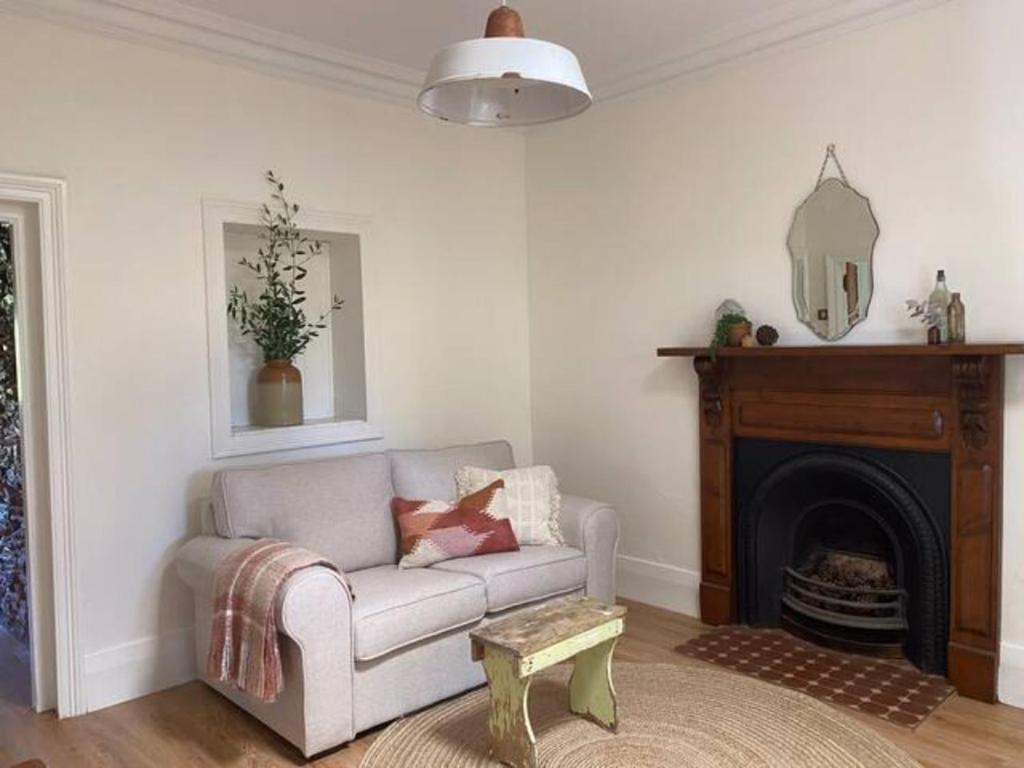 Randell Cottage - Adelaide Hills - Cosy Rustic Hideaway - King Room Met Uitzicht Op De Tuin