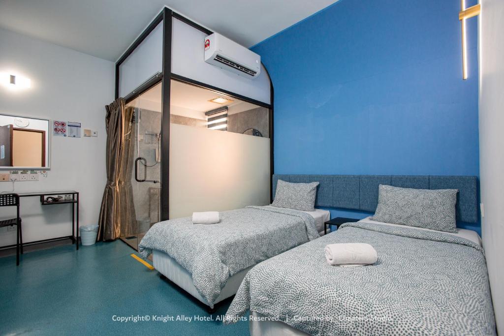 Postel nebo postele na pokoji v ubytování Knight Alley Hotel