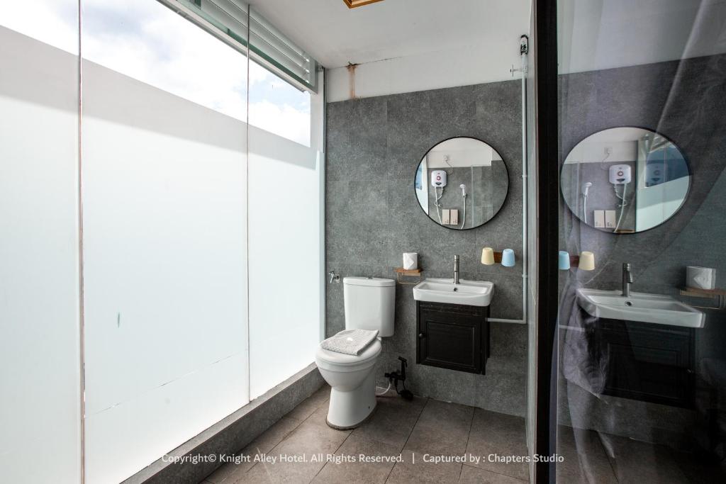 Knight Alley Hotel - Triple Room With Private Bathroom