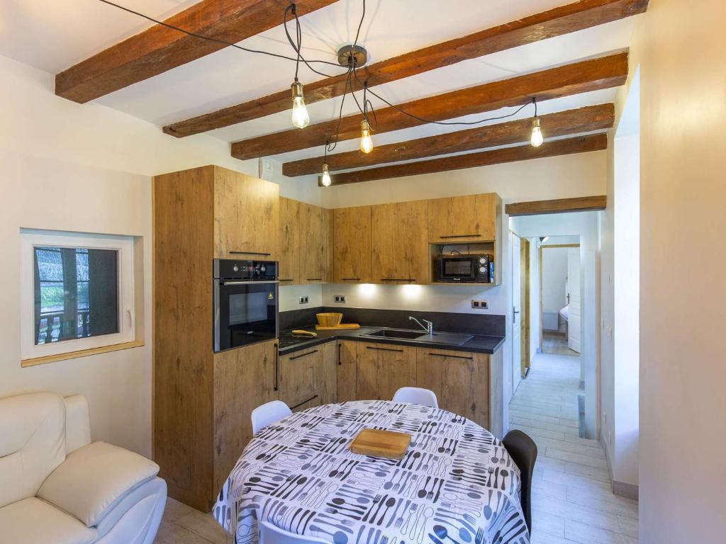 une cuisine avec une table et une salle à manger dans l'établissement Appartement rénové pour 8 avec Wifi à Cauterets - FR-1-401-250, à Cauterets