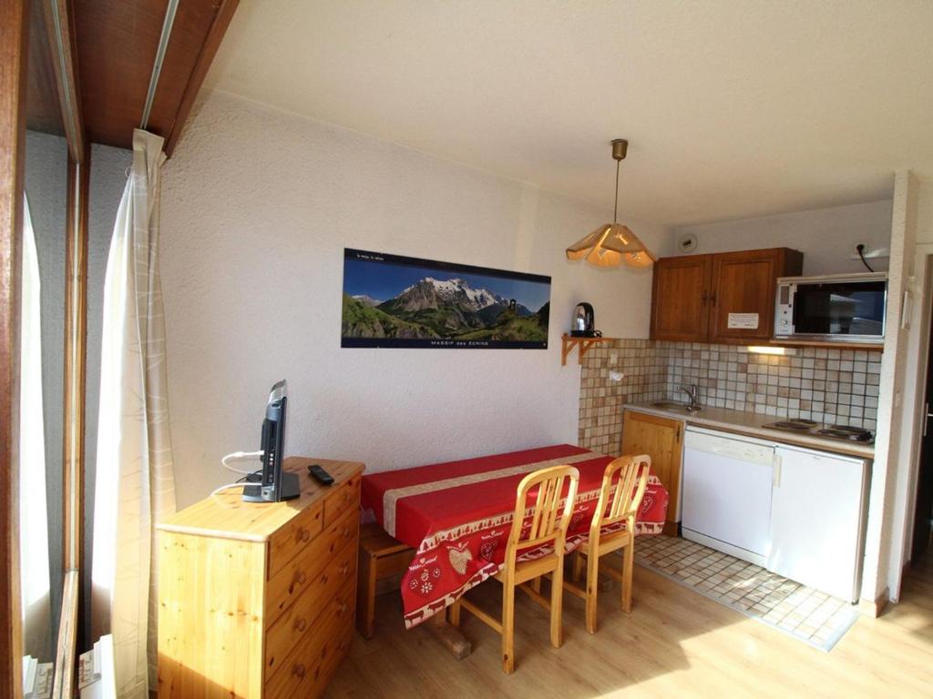 Kuchyňa alebo kuchynka v ubytovaní Spacieux studio cabine 6 pers, skis aux pieds à Auris - FR-1-297-274