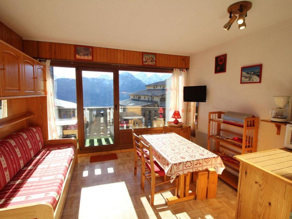 un salon avec un canapé et une table dans l'établissement Studio cabine 4 pers, pied des pistes, vue sud - FR-1-297-275, à Auris