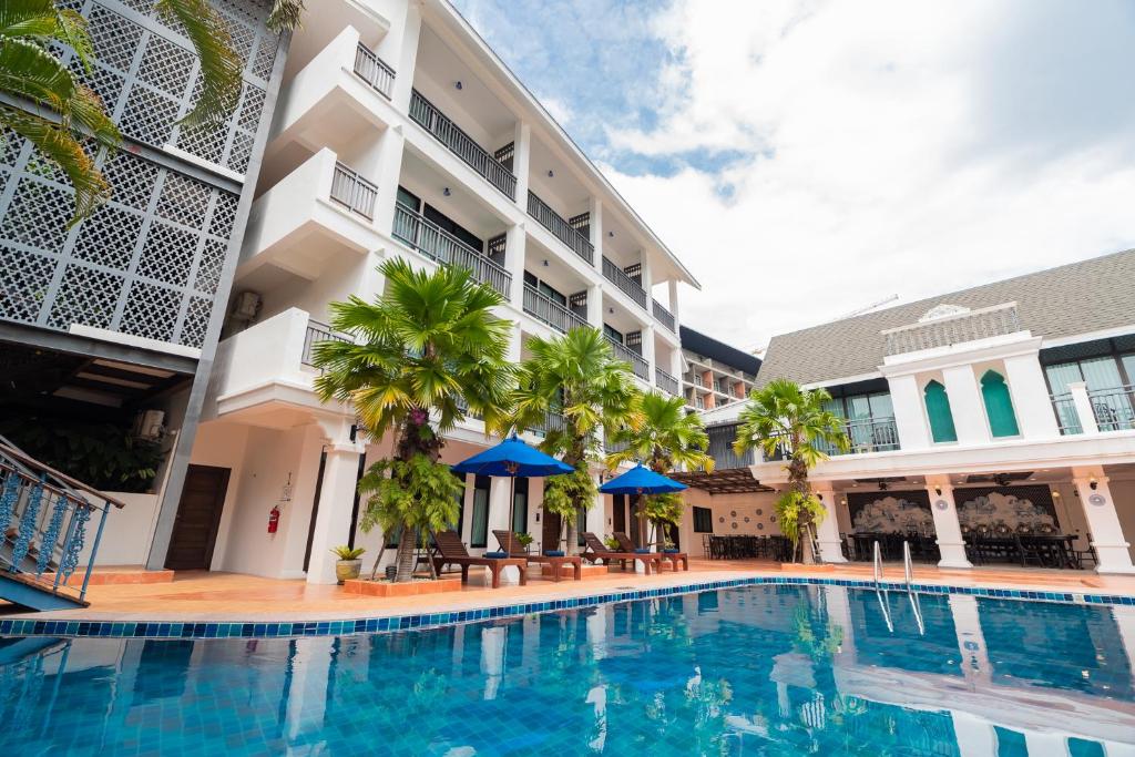 basen przed budynkiem w obiekcie Sabai Hotel Aonang w Aonang Beach