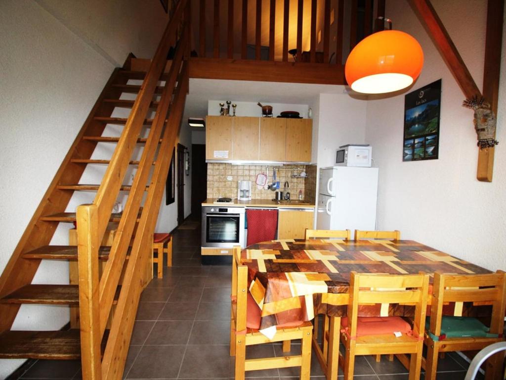 Ein Restaurant oder anderes Speiselokal in der Unterkunft Appartement Auris, 4 pièces, 6 personnes - FR-1-297-295 