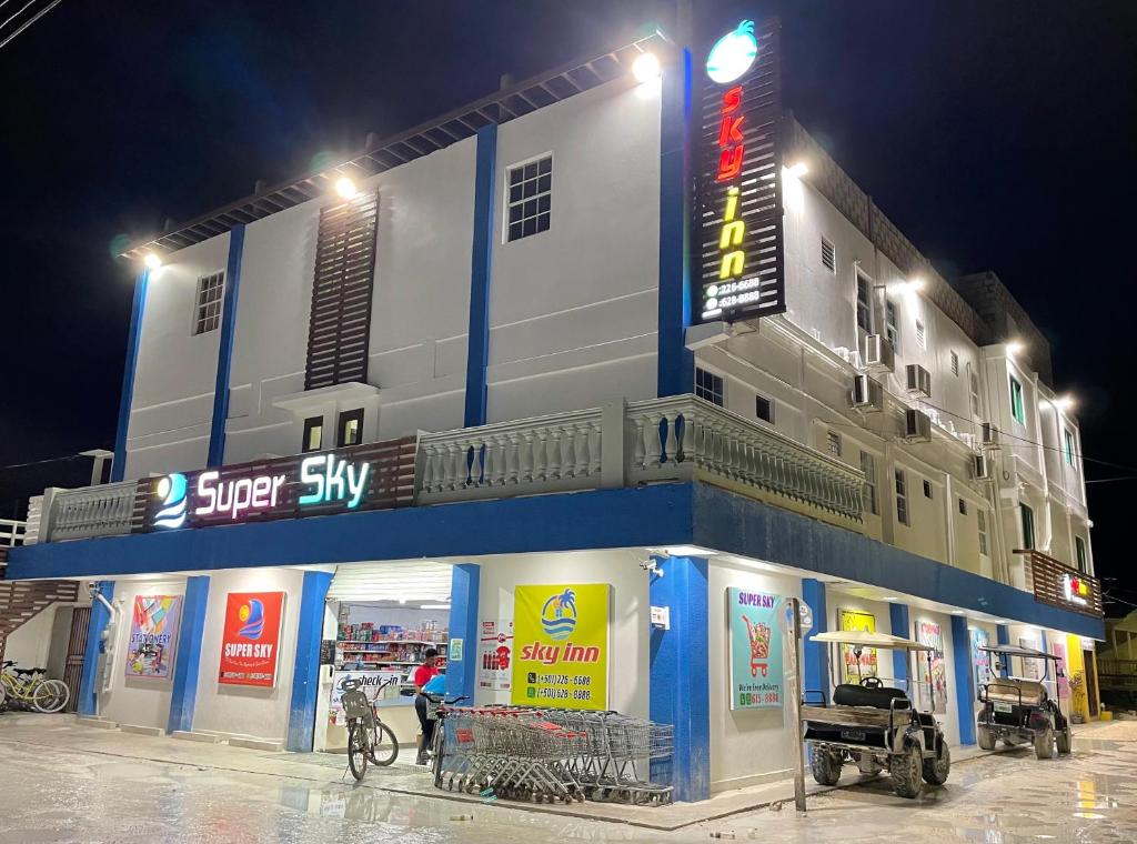 una tienda frente a un edificio por la noche en SKY INN en Caye Caulker