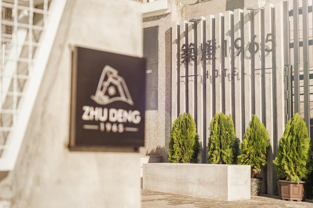 um sinal na frente de um edifício em Zhudeng 1965 Hotel em Green Island