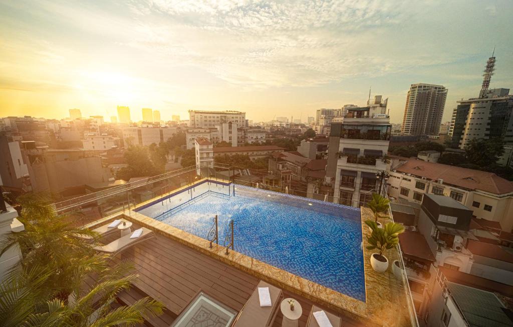 Bazén v ubytování Meritel Hanoi nebo v jeho okolí
