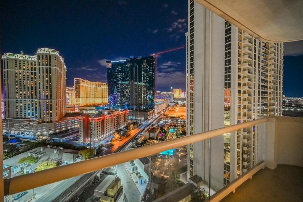 een uitzicht op de stad 's nachts vanuit een gebouw bij MGM Signature Towers, Balcony Suite, Strip View - NO RESORT FEES! in Las Vegas