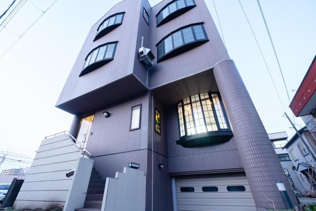 un edificio con una ventana en el lateral. en STAY IN ASAHIKAWA99 en Asahikawa