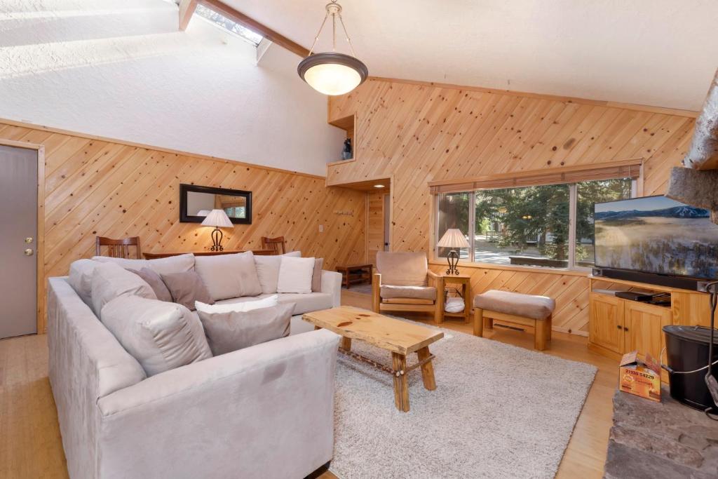 uma sala de estar com um sofá e uma mesa em 2049-Summit Watch home em Big Bear Lake