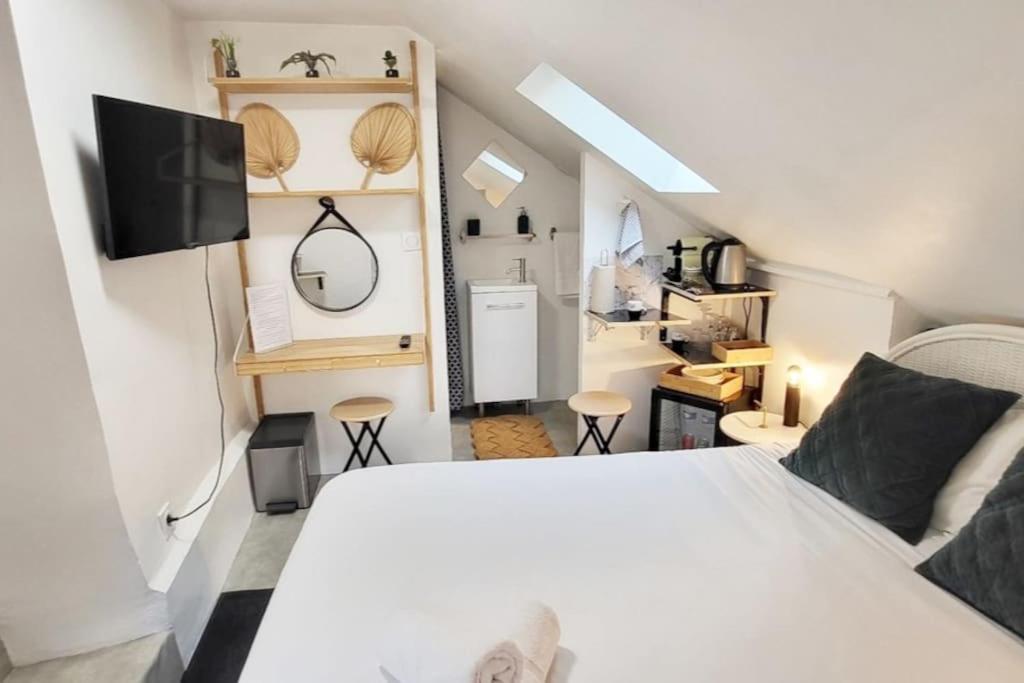 sypialnia z dużym białym łóżkiem w pokoju w obiekcie Chambre - Bed & Breakfast - Plage 50m - Résidence w Saint-Malo