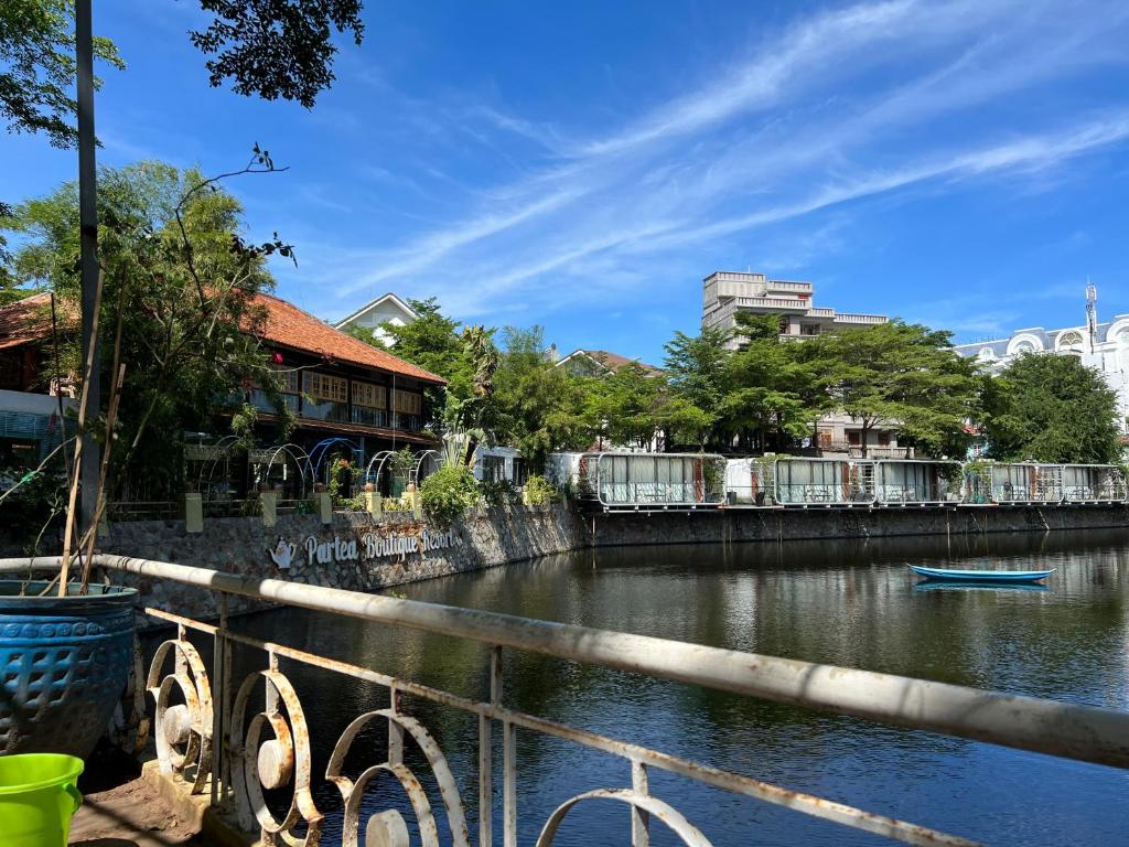 Un río con un barco en el medio en Nancy Grand Partea Villa, en Xã Thang Tam