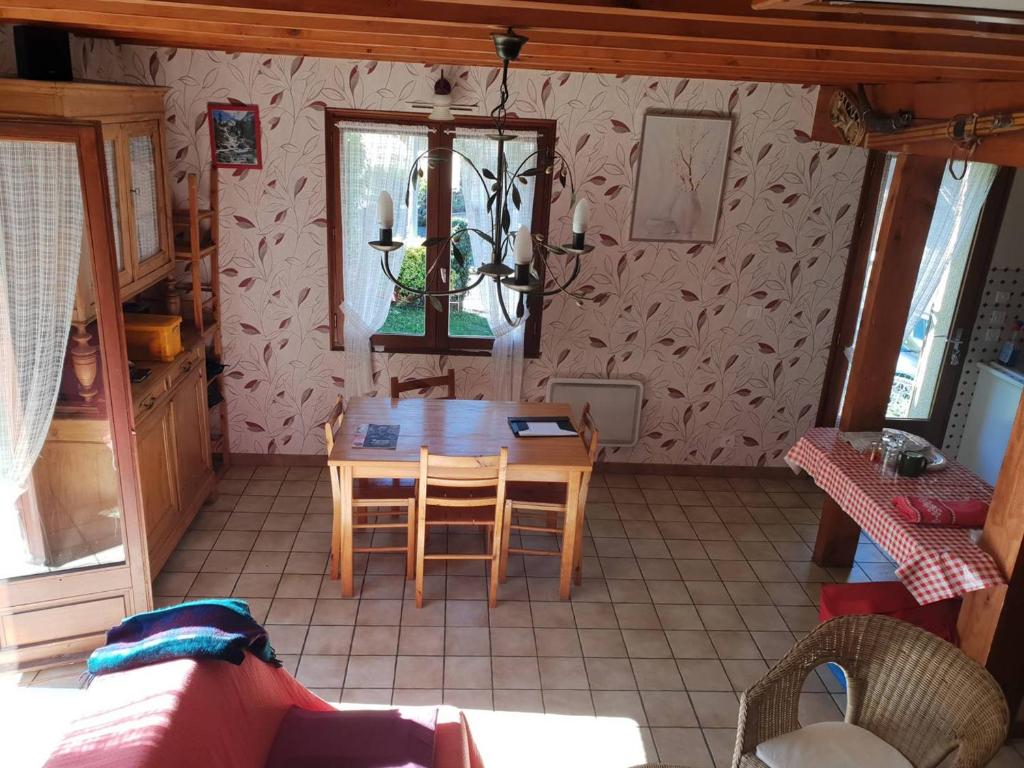 sala de estar con mesa y sillas en una habitación en Appartement Cauterets, 3 pièces, 6 personnes - FR-1-234-298, en Cauterets