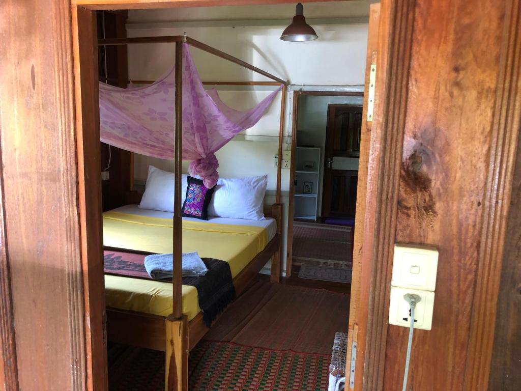 Postel nebo postele na pokoji v ubytování Retro Kampot Guesthouse