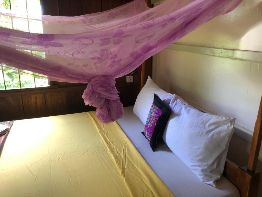 Postel nebo postele na pokoji v ubytování Retro Kampot Guesthouse