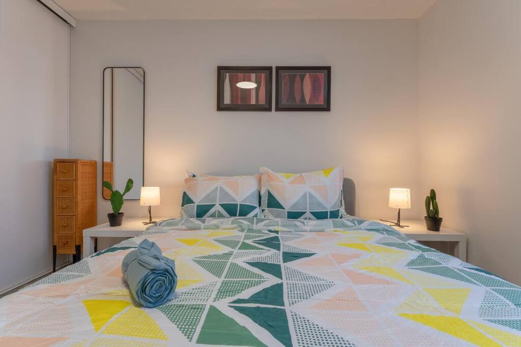 Newly Renovated 3bd house with free parking - Housity