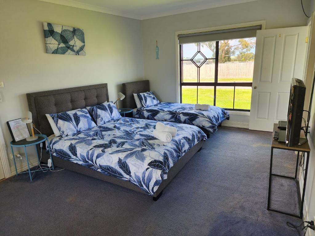 a bedroom with two beds and a window at Chateau Bass in Bass