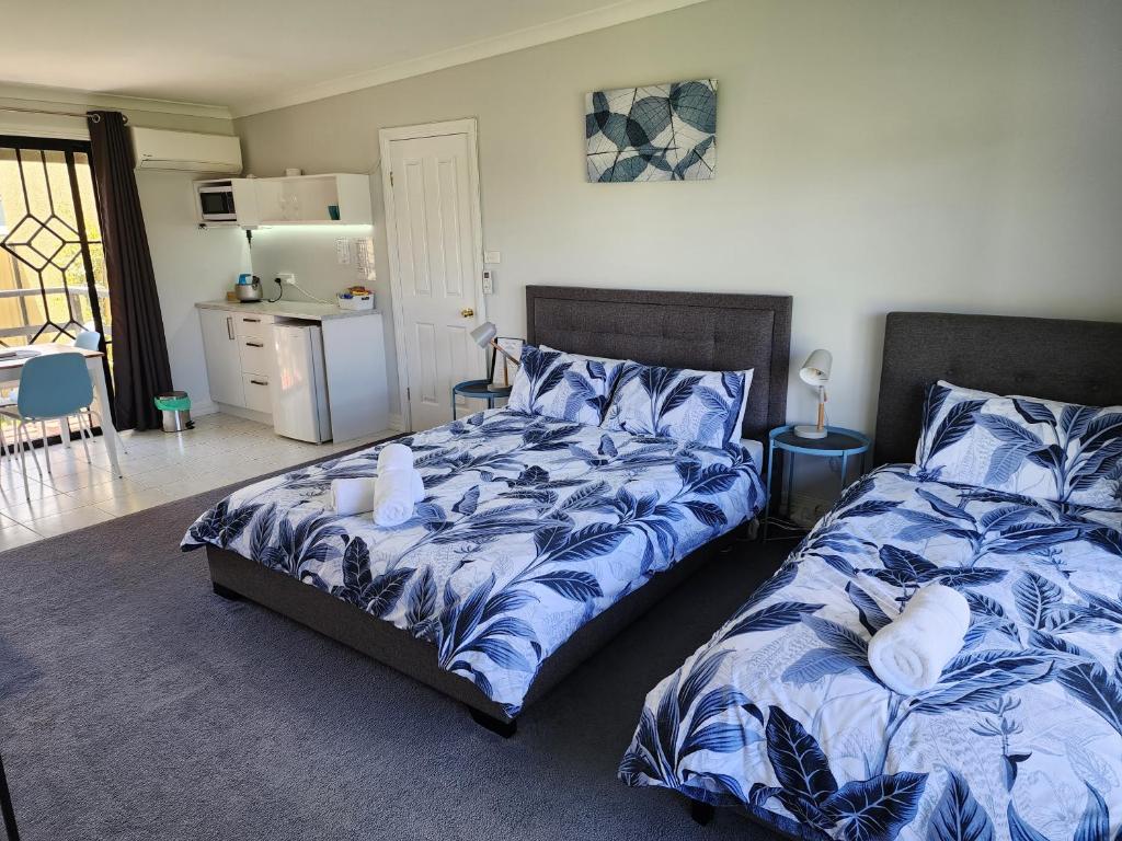 two beds sitting next to each other in a bedroom at Chateau Bass in Bass